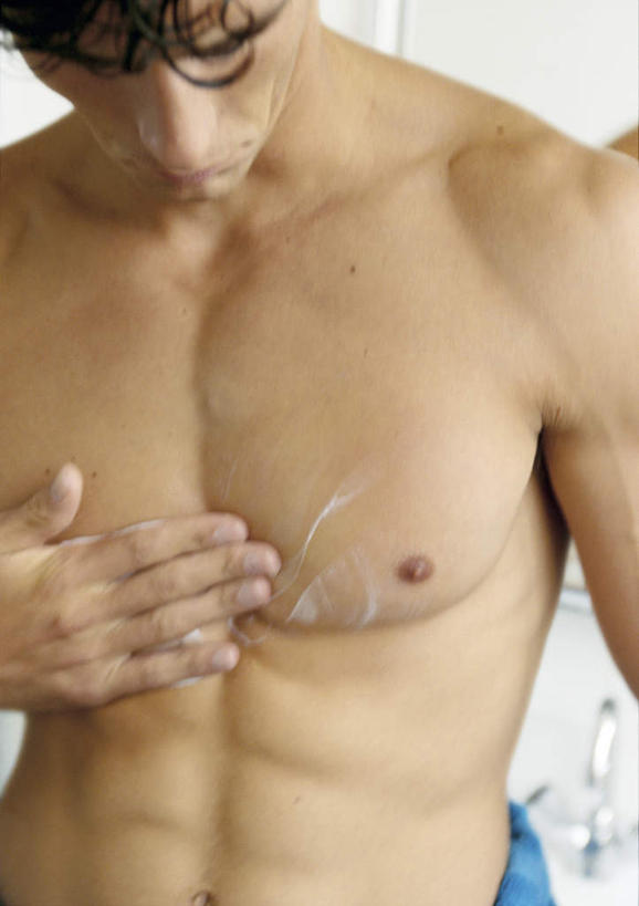 西方人,一个人,站,竖图,室内,白天,正面,化妆,美容,欧洲,欧洲人,仅一个男性,仅一个人,护肤,涂,泡沫,仅一个年轻男性,站着,保养,享受,休闲,放松,保健,养颜,男人,男性,年轻男性,白种人,站立,半身,彩图