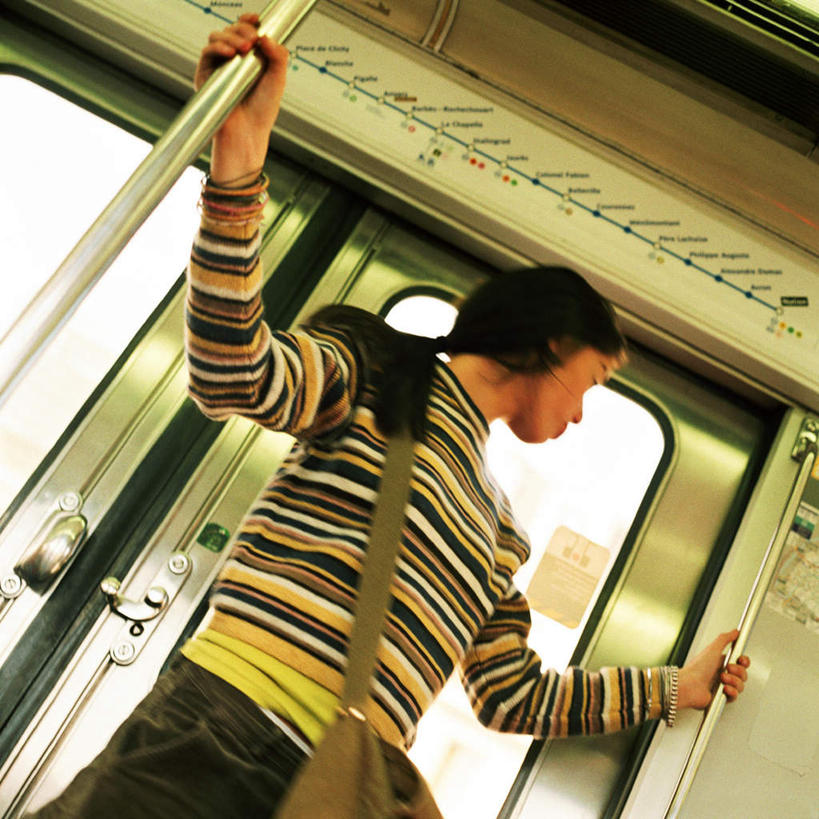 西方人,一个人,栏杆,站,方图,室外,白天,正面,地铁,欧洲,欧洲人,仅一个年轻女性,仅一个女性,仅一个人,握,轨道交通,站着,握着,年轻女性,女人,女性,白种人,站立,半身,彩图,地铁机动车,地下铁,轻轨