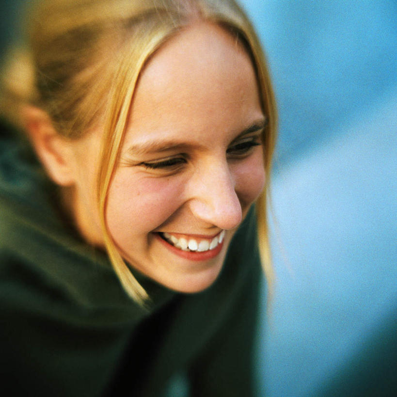 西方人,一个人,站,笑,微笑,露齿笑,方图,俯视,室外,白天,欧洲,欧洲人,仅一个年轻女性,仅一个女性,仅一个人,朦胧,模糊,站着,年轻女性,女人,女性,白种人,站立,半身,彩图,高角度拍摄