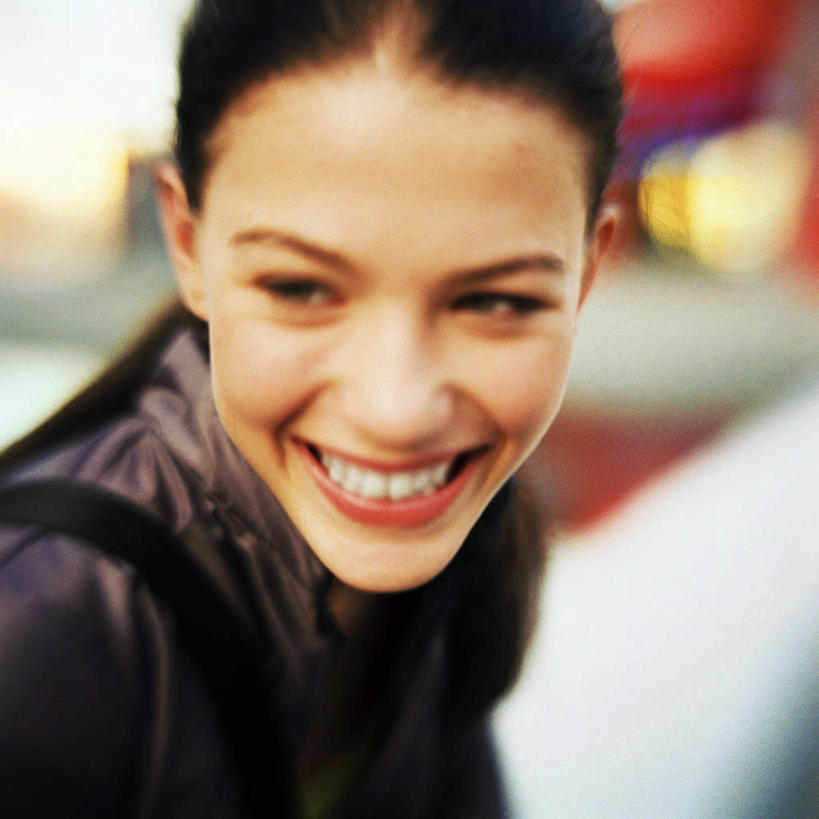 西方人,一个人,站,笑,微笑,露齿笑,方图,室外,白天,侧面,欧洲,欧洲人,仅一个年轻女性,仅一个女性,仅一个人,朦胧,模糊,站着,年轻女性,女人,女性,白种人,站立,半身,彩图