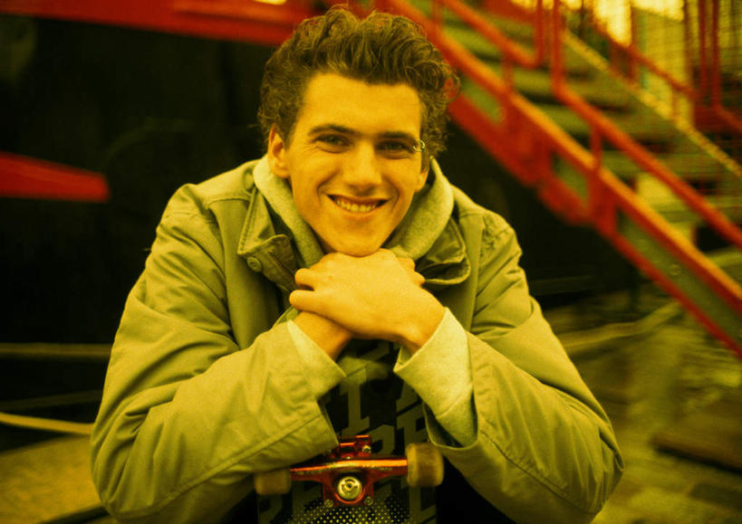 西方人,一个人,栏杆,坐,笑,微笑,露齿笑,横图,室外,白天,正面,楼梯,欧洲,欧洲人,仅一个男性,仅一个人,扶手,阶梯,护栏,台阶,仅一个年轻男性,男人,男性,年轻男性,白种人,坐着,半身,彩图