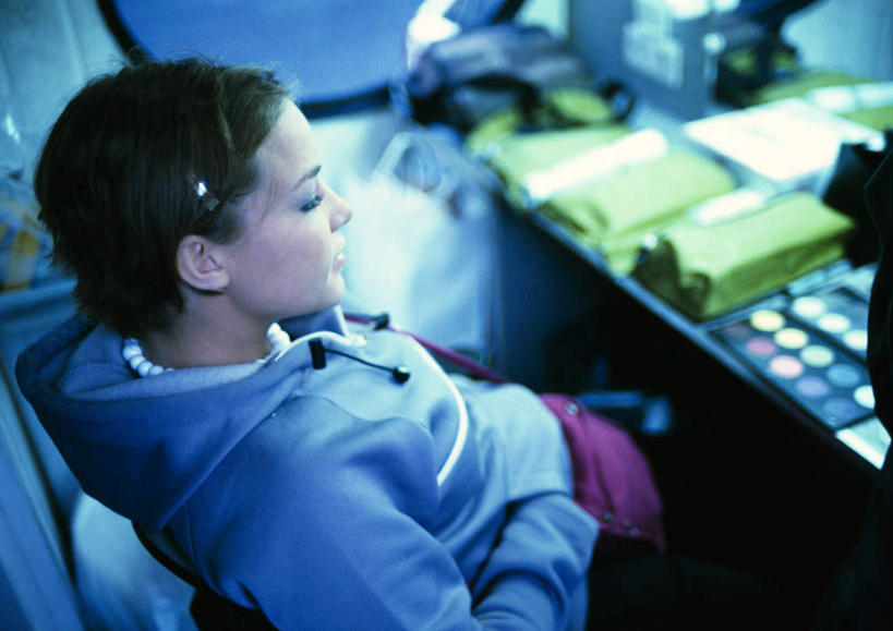 西方人,一个人,坐,横图,室外,白天,侧面,化妆,美容,欧洲,欧洲人,仅一个年轻女性,仅一个女性,仅一个人,护肤,注视,观察,看,保养,享受,休闲,眼影,放松,保健,观看,察看,关注,养颜,年轻女性,女人,女性,白种人,坐着,半身,彩图