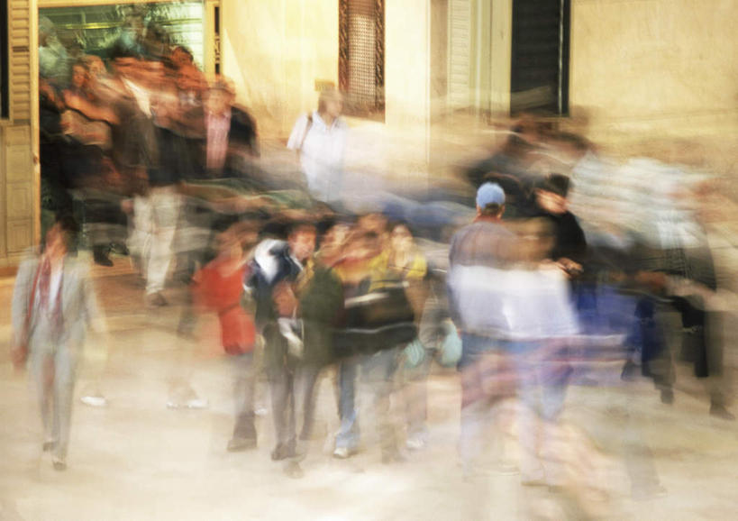 西方人,站,走,横图,室外,白天,正面,欧洲,欧洲人,朦胧,模糊,许多人,站着,一群人,男人,男性,年轻男性,年轻女性,女人,女性,白种人,步行,散步,站立,走路,彩图,全身