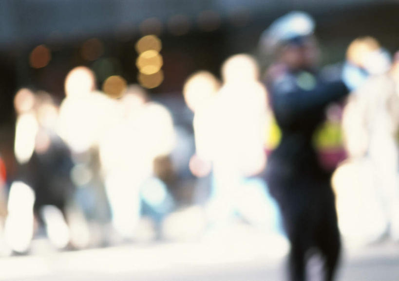 西方人,交警,站,横图,室外,白天,正面,工作服,制服,欧洲,欧洲人,阴影,朦胧,模糊,光线,影子,许多人,阳光,站着,一群人,工作制服,男人,男性,年轻男性,年轻女性,女人,女性,白种人,交通管理员,交通警察,站立,半身,彩图,工作套服