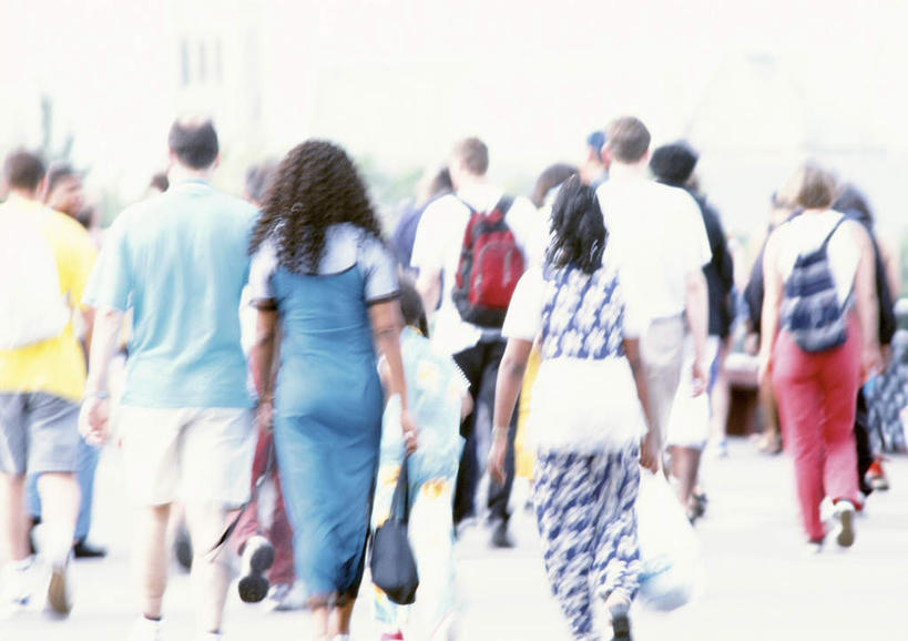 西方人,站,走,横图,室外,白天,道路,路,公路,欧洲,欧洲人,朦胧,模糊,包,皮包,交通,许多人,拿,拿着,背面,站着,一群人,单肩包,男人,男性,年轻男性,年轻女性,女人,女性,白种人,马路,步行,散步,站立,走路,半身,彩图