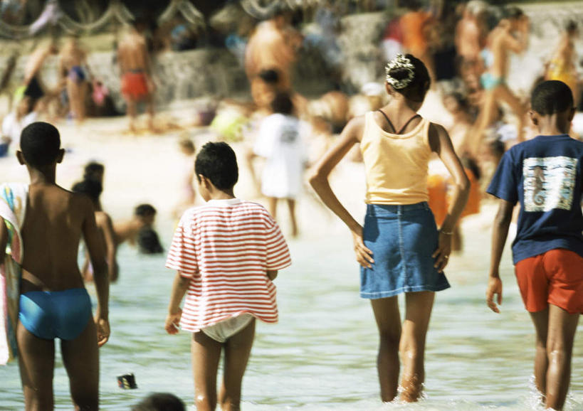 西方人,站,横图,室外,白天,海浪,海洋,沙滩,欧洲,欧洲人,沙子,海岸,浪花,沙地,许多人,手叉腰,背面,海水,叉腰,站着,一群人,双手叉腰,海景,男人,男性,年轻男性,年轻女性,女人,女性,白种人,大海,风浪,海,海水的波动,海滩,近岸浪,涌浪,站立,彩图,全身