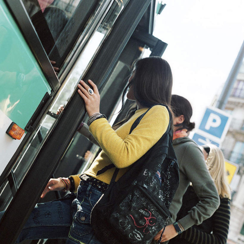 西方人,两个人,伙伴,朋友,站,方图,室外,白天,侧面,友谊,公共汽车,欧洲,欧洲人,标志,文字,字符,字母,云,云朵,巴士,公交车,云彩,标识,车,蓝色,白云,蓝天,天空,交通工具,天,站着,友情,年轻女性,女人,女性,白种人,站立,半身,彩图