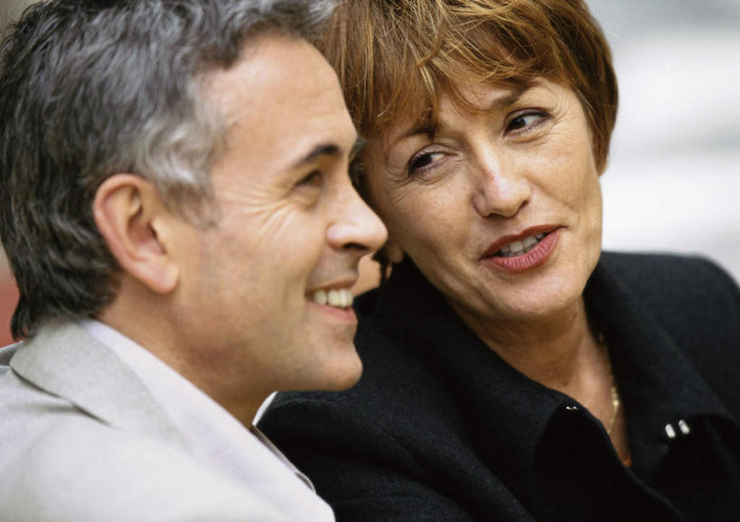 西方人,两个人,夫妻,坐,说,横图,室外,白天,侧面,爱情,讨论,欧洲,欧洲人,浪漫,恩爱,恋人,交流,老年男性,老年女性,男人,男性,女人,女性,白种人,情侣,沟通,讲话,交谈,商讨,说话,谈话,坐着,半身,彩图,伴侣