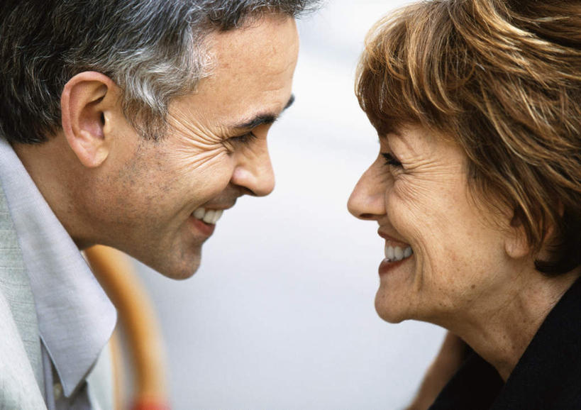 西方人,两个人,夫妻,站,笑,微笑,露齿笑,横图,室外,白天,侧面,爱情,欧洲,欧洲人,墙,浪漫,相视,墙壁,墙面,站着,面对面,恩爱,恋人,对视,相对,相看,男人,男性,女人,女性,中年男性,中年女性,白种人,情侣,站立,半身,彩图,伴侣