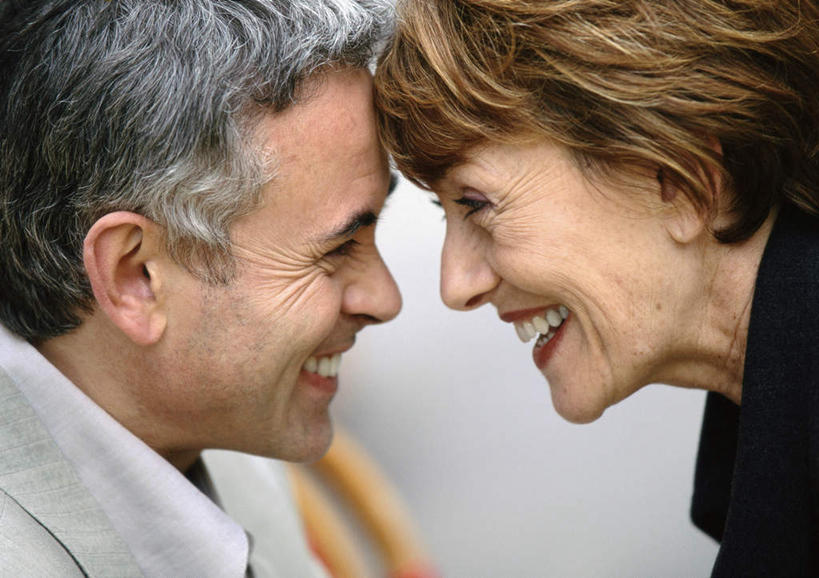 西方人,两个人,夫妻,站,笑,微笑,露齿笑,横图,室外,白天,侧面,爱情,欧洲,欧洲人,墙,浪漫,相视,墙壁,墙面,站着,面对面,恩爱,恋人,对视,相对,相看,男人,男性,女人,女性,中年男性,中年女性,白种人,情侣,站立,半身,彩图,伴侣