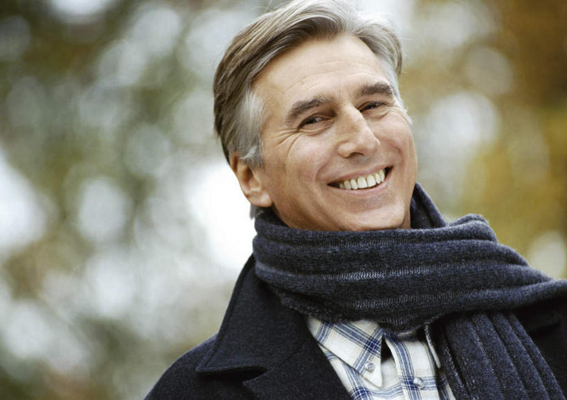 西方人,一个人,站,笑,微笑,露齿笑,横图,室外,白天,正面,植物,欧洲,欧洲人,仅一个男性,仅一个人,朦胧,模糊,树,树木,绿色,自然,围巾,站着,仅一个老年男性,温暖,生长,成长,围脖,保暖,御寒,老年男性,男人,男性,白种人,站立,半身,彩图