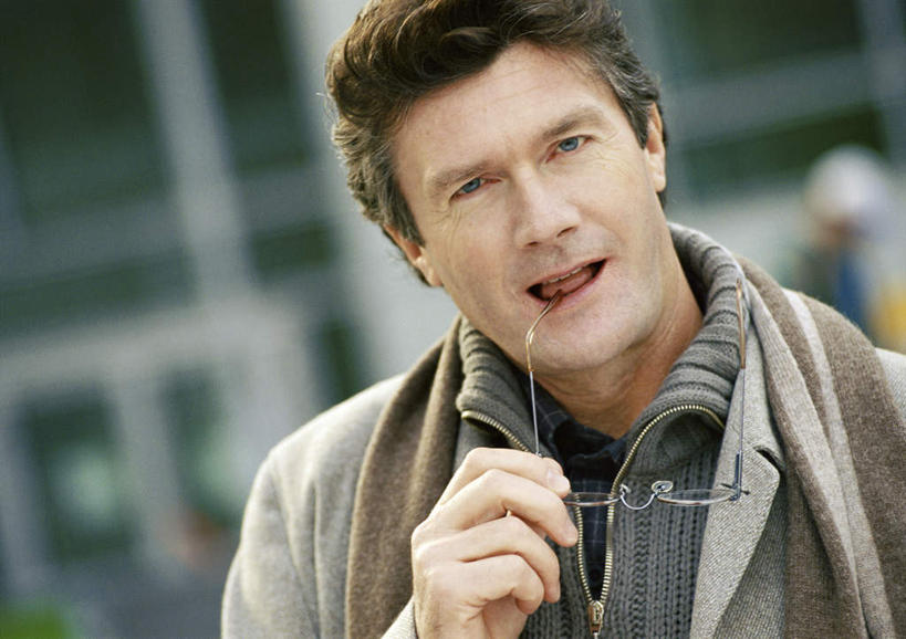 西方人,一个人,站,横图,室外,白天,正面,欧洲,欧洲人,仅一个男性,仅一个人,仅一个中年男性,眼镜,拿,拿着,站着,近视眼镜,男人,男性,中年男性,白种人,站立,半身,彩图