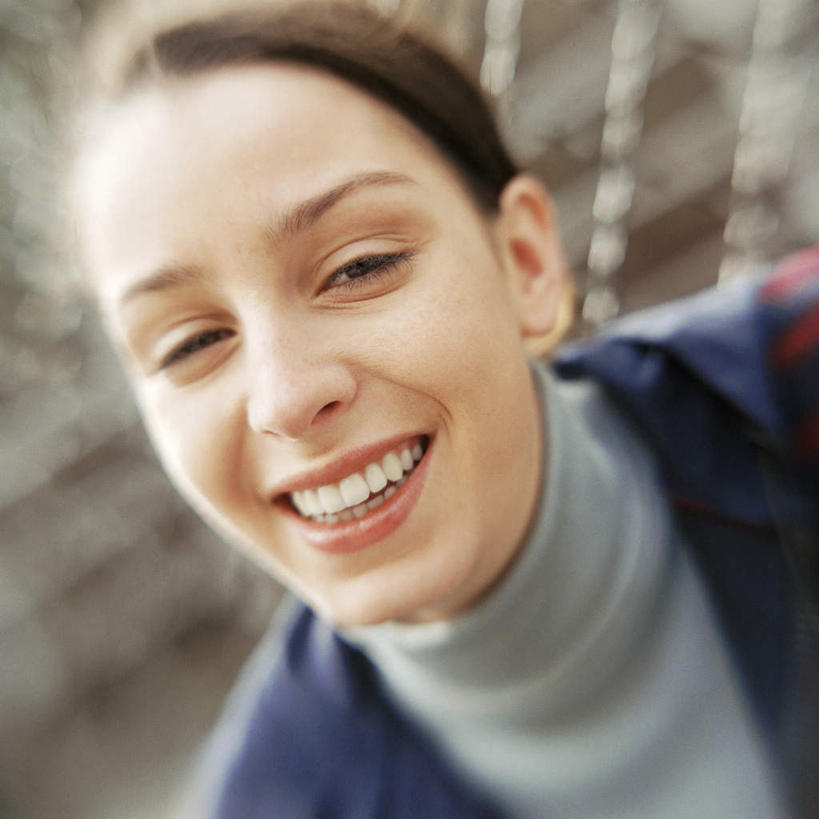 西方人,一个人,站,笑,微笑,露齿笑,竖图,室内,白天,正面,欧洲,欧洲人,仅一个年轻女性,仅一个女性,仅一个人,朦胧,模糊,站着,年轻女性,女人,女性,白种人,站立,半身,彩图