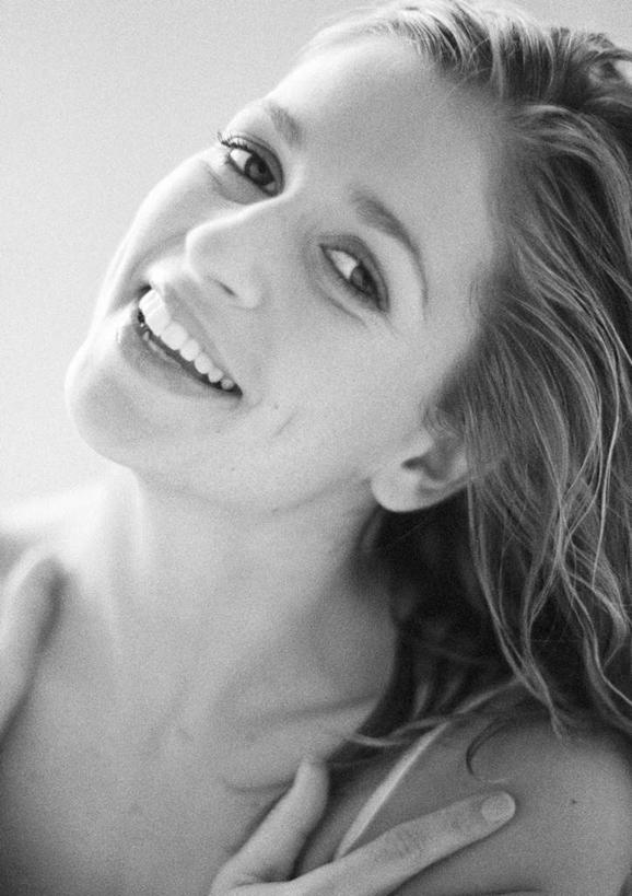 西方人,一个人,坐,笑,微笑,露齿笑,竖图,黑白,室内,白天,正面,欧洲,欧洲人,仅一个年轻女性,仅一个女性,仅一个人,年轻女性,女人,女性,白种人,坐着,半身