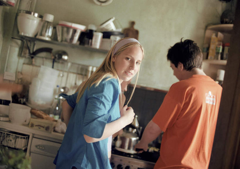 西方人,两个人,站,笑,微笑,横图,室内,白天,侧面,爱情,厨房,厨具,欧洲,欧洲人,朦胧,模糊,束发带,浪漫,拿,汤锅,拿着,发带,夹板,回头,站着,温暖,温馨,恩爱,恋人,和睦,男人,男性,年轻男性,年轻女性,女人,女性,白种人,情侣,储藏用具,站立,半身,彩图,灶间,伴侣,融洽