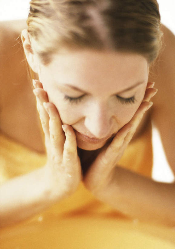 西方人,脸,头,脸颊,一个人,站,闭眼,摸,竖图,室内,特写,白天,正面,欧洲,欧洲人,仅一个年轻女性,仅一个女性,仅一个人,抚摸,弯腰,飞溅,溅,液体,水滴,水珠,脸盆,站着,喷洒,弯身,年轻女性,女人,女性,白种人,头部,脸部,脸蛋,面部,闭眼睛,闭着眼,闭着眼睛,触摸,接触,清洗,站立,半身,彩图