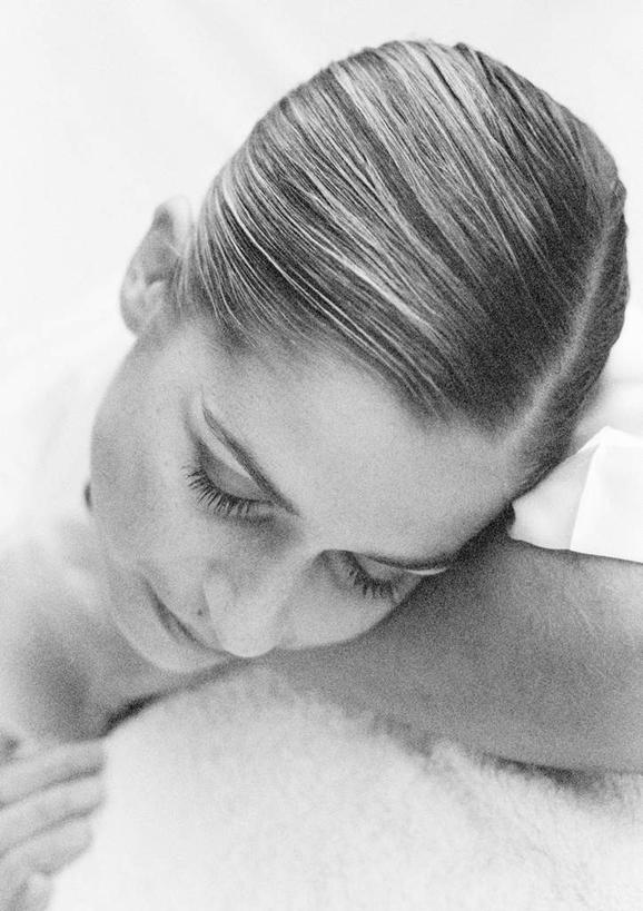 西方人,一个人,坐,闭眼,竖图,黑白,室内,白天,正面,欧洲,欧洲人,仅一个年轻女性,仅一个女性,仅一个人,年轻女性,女人,女性,白种人,闭眼睛,闭着眼,闭着眼睛,坐着,半身