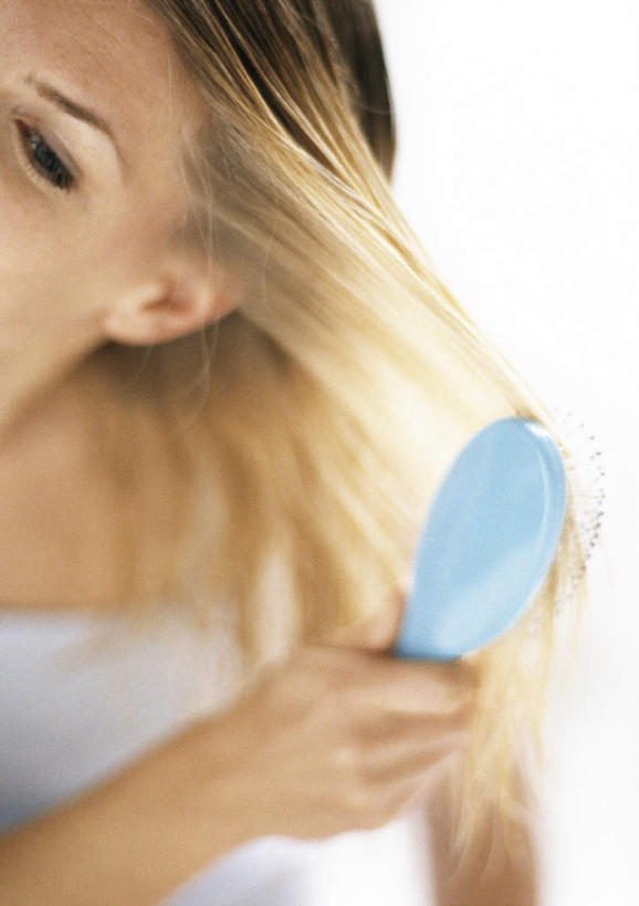 西方人,一个人,站,竖图,室内,白天,正面,欧洲,欧洲人,仅一个年轻女性,仅一个女性,仅一个人,拿,梳子,拿着,站着,整理,木梳,打理,年轻女性,女人,女性,白种人,站立,半身,彩图