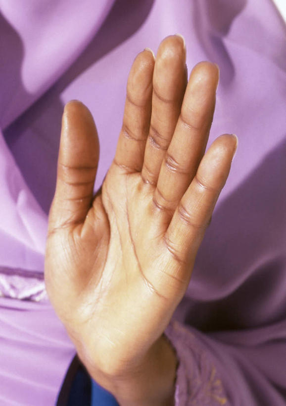 西方人,手,手掌,一个人,站,举,竖图,室内,特写,白天,正面,欧洲,欧洲人,仅一个年轻女性,仅一个女性,仅一个人,托,站着,手部,单手,年轻女性,女人,女性,白种人,举起,举手,举着,向上举,向上伸,向上托,站立,半身,彩图