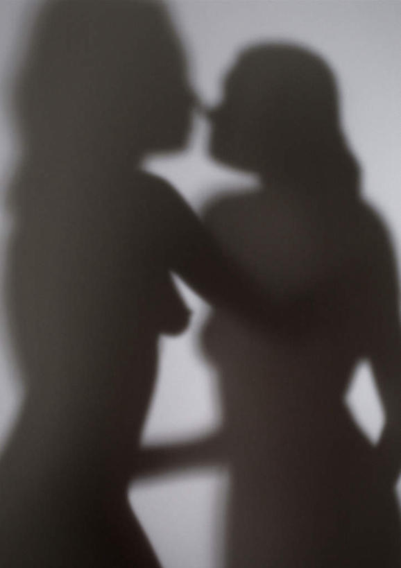 西方人,两个人,伙伴,朋友,站,横图,室内,白天,正面,友谊,欧洲,欧洲人,阴影,光线,影子,相视,站着,面对面,对视,相对,同性恋,相看,友情,年轻女性,女人,女性,白种人,站立,半身,彩图