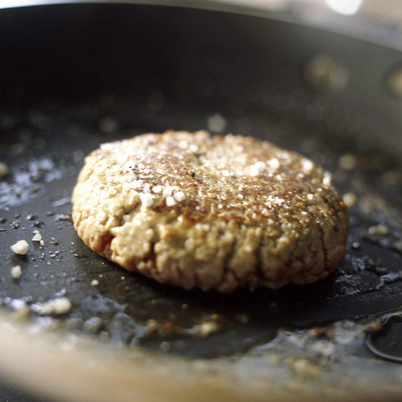 无人,方图,俯视,室内,特写,白天,烹饪,西餐,餐桌,桌子,静物,厨具,一块,肉,牛肉,料理,食品,锅,菜肴,美食,肉类,食物,西式,佳肴,餐台,肉食,烹饪用具,烹调用具,烹调,彩图,高角度拍摄