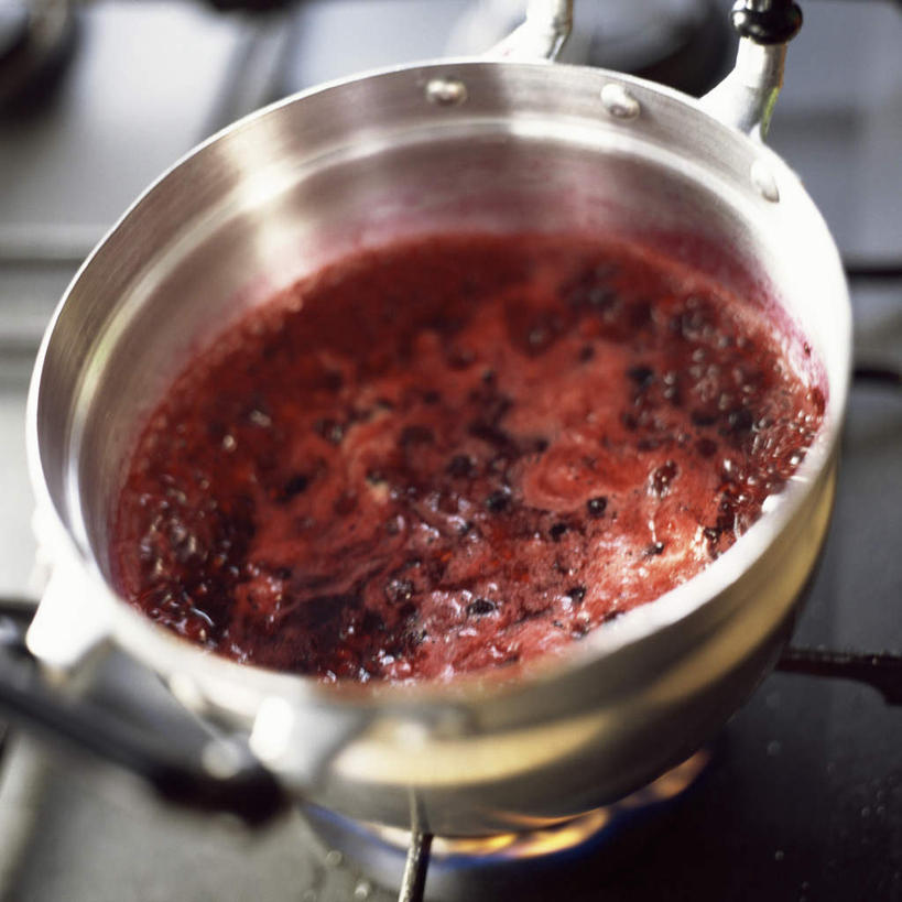 无人,方图,俯视,室内,特写,白天,烹饪,餐桌,桌子,浆果,黑加仑,黑莓,静物,厨具,桑葚,锅,果酱,覆盆子,餐台,烹饪用具,露莓,烹调用具,黑穗醋栗,黑豆果,黑醋栗,醋栗,烹调,彩图,高角度拍摄