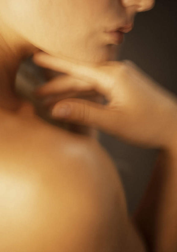 西方人,一个人,站,竖图,室内,白天,欧洲,欧洲人,仅一个年轻女性,仅一个女性,仅一个人,撑,朦胧,模糊,托腮,背面,托,站着,托下巴,年轻女性,女人,女性,白种人,站立,半身,彩图