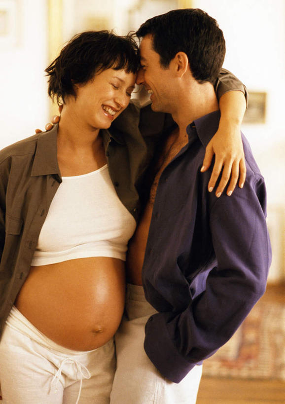 西方人,孕妇,腹部,两个人,夫妻,站,抱,笑,微笑,露齿笑,竖图,室内,白天,正面,爱情,欧洲,欧洲人,浪漫,站着,恩爱,恋人,抱着,搂着,男人,男性,年轻男性,年轻女性,女人,女性,白种人,腹,肚子,情侣,产妇,搂,搂抱,站立,半身,彩图,伴侣