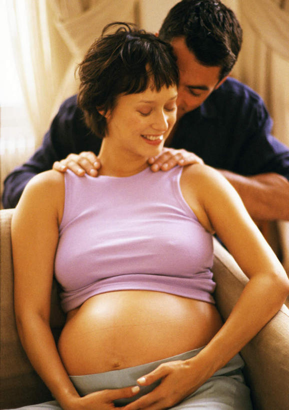 西方人,孕妇,两个人,夫妻,坐,笑,微笑,露齿笑,竖图,室内,白天,正面,爱情,按摩,沙发,卧室,欧洲,欧洲人,浪漫,恩爱,恋人,指压,男人,男性,年轻男性,年轻女性,女人,女性,白种人,情侣,产妇,坐着,半身,彩图,推拿,睡房,卧房,伴侣,皮沙发