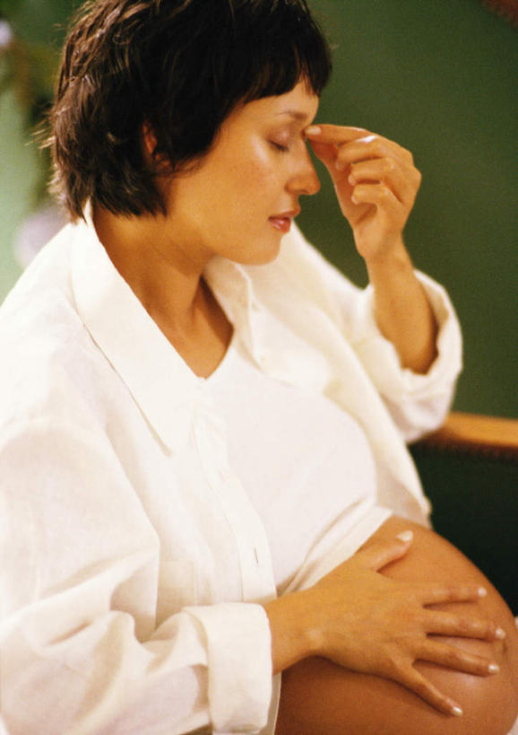 西方人,孕妇,鼻子,一个人,坐,闭眼,竖图,室内,白天,侧面,欧洲,欧洲人,仅一个年轻女性,仅一个女性,仅一个人,揉,年轻女性,女人,女性,白种人,鼻,鼻孔,产妇,闭眼睛,闭着眼,闭着眼睛,坐着,半身,彩图