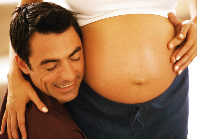 西方人,孕妇,腹部,两个人,夫妻,站,蹲,横图,室内,白天,正面,爱情,欧洲,欧洲人,浪漫,聆听,站着,恩爱,恋人,男人,男性,年轻男性,年轻女性,女人,女性,白种人,腹,肚子,情侣,产妇,蹲着,站立,半身,彩图,伴侣