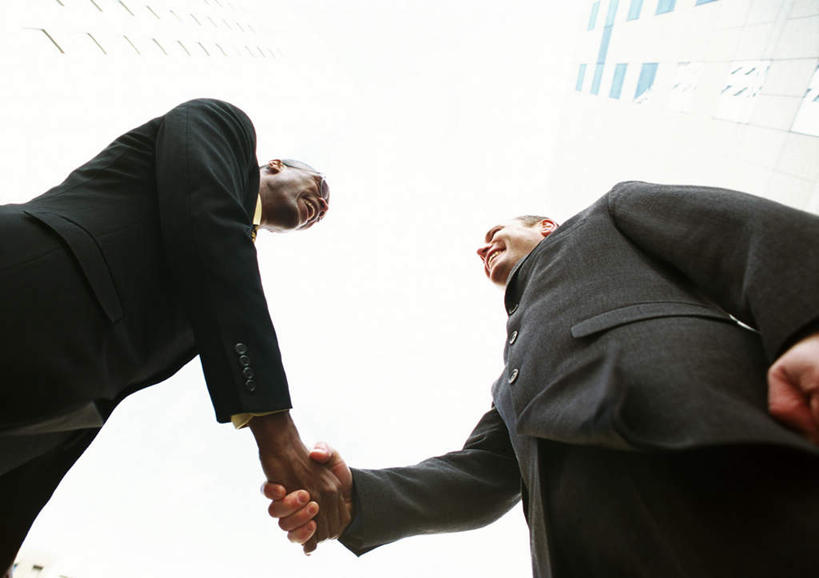 西方人,两个人,伙伴,同事,朋友,商务人士,商务男性,站,握手,横图,室外,白天,仰视,衬衫,友谊,成功,合作,团队,集体,信心,欧洲,欧洲人,套装,云,云朵,领带,云彩,队伍,相视,白云,天空,天,站着,面对面,战略,对视,领导,成就,相对,商务装,合伙,领袖,工薪阶层,相看,联合,合谋,配合,协作,男人,男性,年轻男性,白种人,年轻人,白领,上班族,搀手,拉手,手搀手,手拉手,手牵手,手握手,站立,半身,彩图,低角度拍摄,衬衣