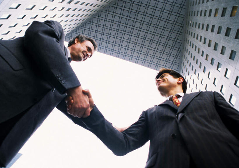 西方人,两个人,伙伴,同事,朋友,商务人士,商务男性,高楼大厦,站,握手,横图,室外,白天,仰视,衬衫,友谊,成功,办公楼,合作,团队,集体,信心,大厦,建筑,摩天大楼,写字楼,欧洲,欧洲人,套装,云,云朵,领带,云彩,队伍,相视,白云,天空,楼宇,天,站着,面对面,商务楼,战略,对视,领导,成就,相对,商务装,合伙,领袖,工薪阶层,相看,联合,合谋,配合,协作,男人,男性,年轻男性,白种人,年轻人,白领,上班族,搀手,拉手,手搀手,手拉手,手牵手,手握手,站立,半身,彩图,低角度拍摄,衬衣,大楼,高层建筑,高楼,摩天楼