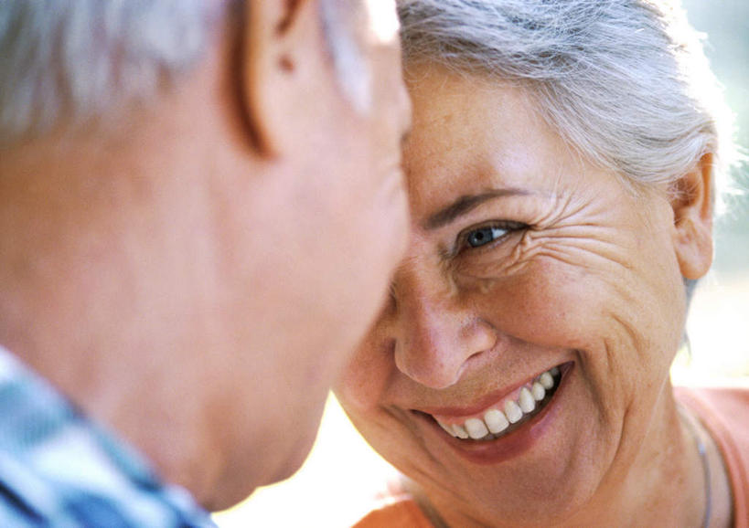 西方人,脸,头,脸颊,两个人,夫妻,笑,微笑,露齿笑,竖图,室外,特写,白天,正面,爱情,欧洲,欧洲人,朦胧,模糊,浪漫,注视,相视,观察,看,面对面,恩爱,恋人,观看,对视,察看,关注,相对,碰触,相看,碰,老年男性,老年女性,男人,男性,女人,女性,白种人,头部,脸部,脸蛋,面部,情侣,半身,彩图,伴侣