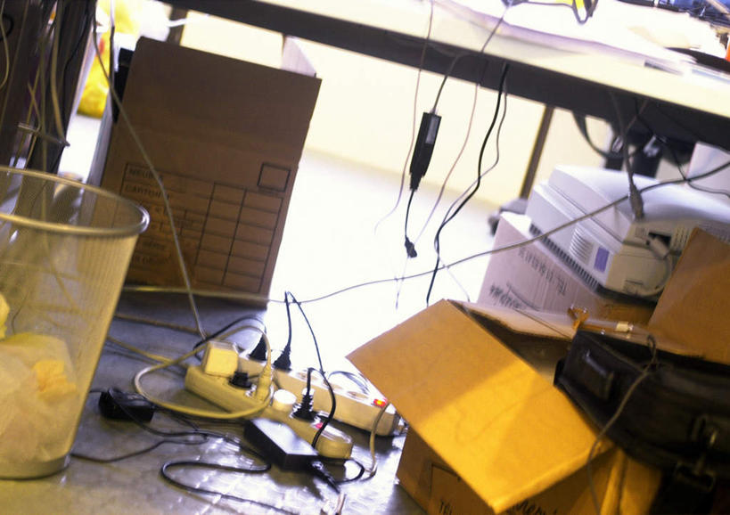 无人,办公室,横图,俯视,室内,特写,白天,家具,桌子,静物,一堆,许多,堆叠,堆积,朦胧,模糊,电力,包,材料,档案,电线,公文包,文件,线,纸箱,办公桌,插座,垃圾桶,电能,线路,一个,箱子,资料,电脑包,单个,公事包,堆,电,电源,电源线,文档,能量,插线板,拖线板,包装箱,办公家具,排插,彩图,高角度拍摄