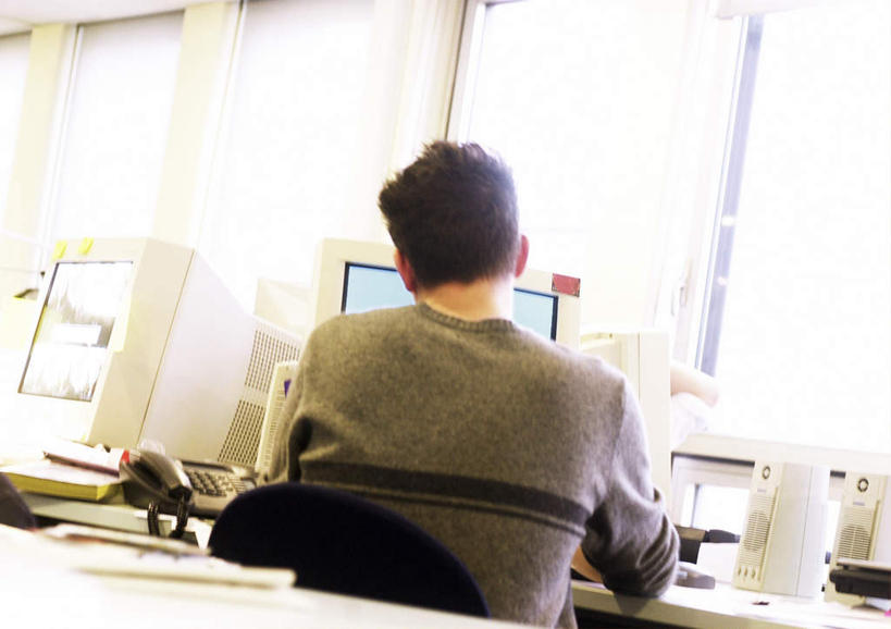 西方人,一个人,商务人士,商务男性,坐,打电话,横图,室内,白天,衬衫,电脑,显示器,鼠标,键盘,窗户,电话,椅子,欧洲,欧洲人,仅一个男性,仅一个人,一排,敲打,套装,朦胧,模糊,整齐,网络,音箱,音响,输入,输入设备,通讯设备,玻璃窗,排列,仅一个年轻男性,一个,背面,话筒,会议椅,打字,电话线,台式电脑,单个,点击,敲击,办公椅,三台,队列,通信设备,商务装,工薪阶层,输出设备,商务椅,培训椅,交流,按键,男人,男性,年轻男性,白种人,白领,上班族,电话机,沟通,通话,坐着,半身,彩图,衬衣