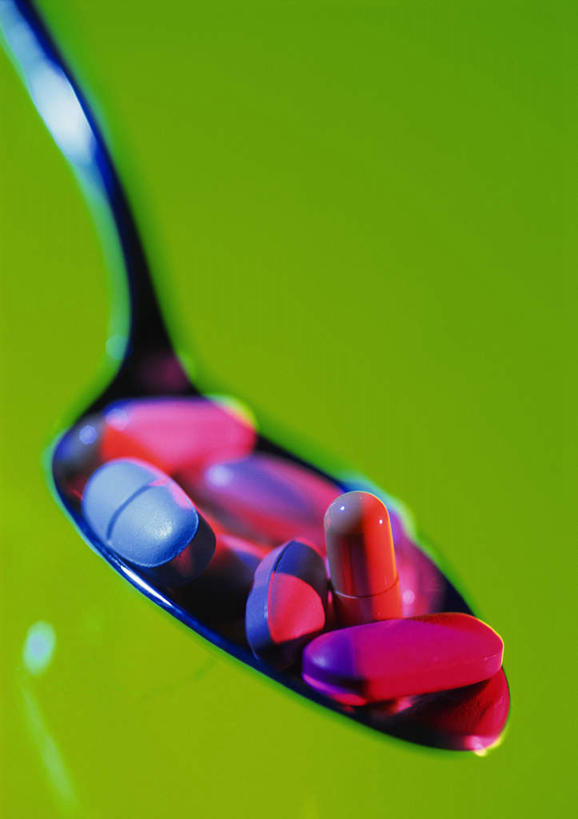 无人,竖图,俯视,室内,特写,白天,静物,金属制品,一堆,绿色背景,堆叠,堆积,朦胧,模糊,科学,医学,医药,金属,勺子,胶囊,药片,药品,调羹,汤匙,治疗,摄影,影棚,堆,药物,西药,彩图,高角度拍摄,影棚拍摄,拍摄