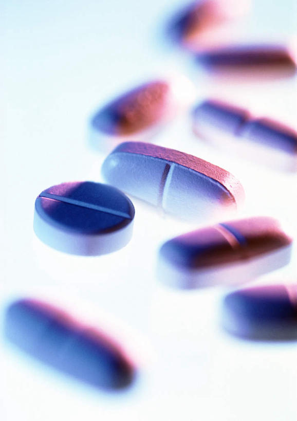 无人,竖图,俯视,室内,特写,白天,白色背景,桌子,静物,许多,散落,科学,医学,医药,药片,药品,治疗,摄影,影棚,药物,西药,彩图,高角度拍摄,影棚拍摄,拍摄