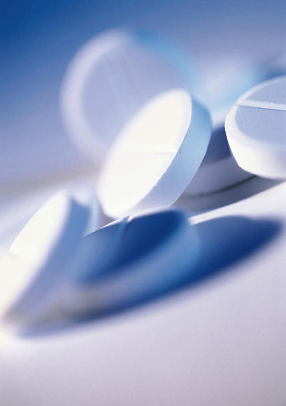 无人,竖图,俯视,室内,特写,白天,白色背景,桌子,静物,许多,阴影,朦胧,模糊,反射,科学,医学,医药,影子,五片,药片,药品,治疗,摄影,影棚,药物,西药,彩图,高角度拍摄,影棚拍摄,拍摄