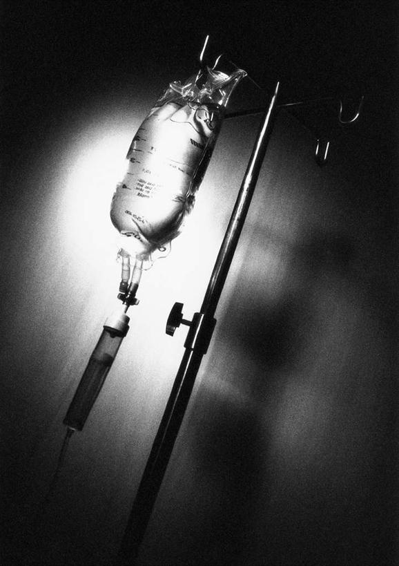 无人,竖图,室内,特写,白天,正面,静物,灰色背景,医疗用品,摄影,影棚,输液,输液袋,医疗器械,静脉输液,输液杆,彩图,影棚拍摄,拍摄,点滴