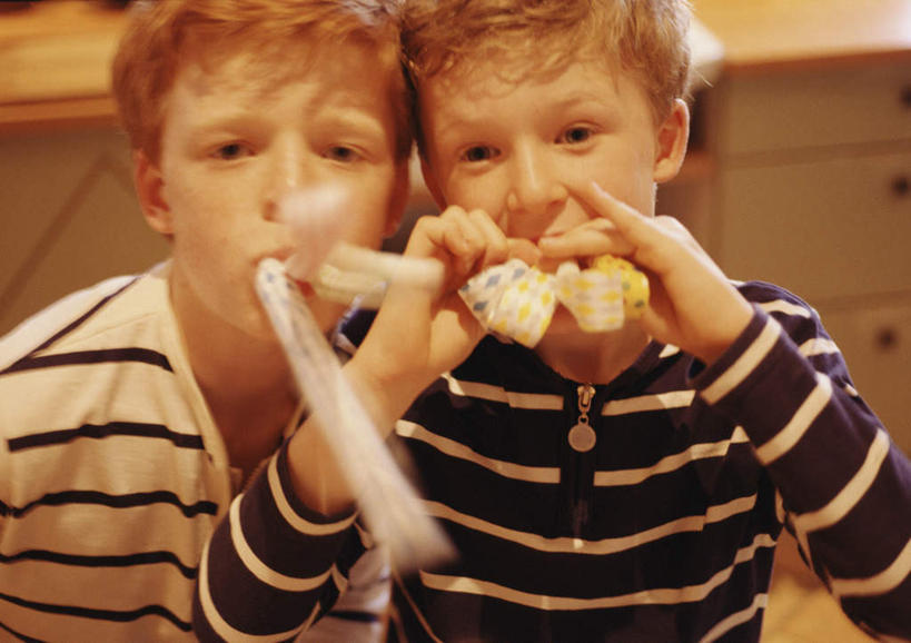 西方人,儿童,两个人,伙伴,朋友,站,横图,室内,白天,正面,游戏,友谊,纯洁,欧洲,欧洲人,拿,玩,拿着,娱乐,小孩,站着,休闲,可爱,童年,童趣,活动,发泄,消遣,智力,玩具吹卷,童真,烂漫,无邪,宣泄,天真,友情,男孩,男人,男性,白种人,孩子,玩耍,嬉戏,站立,半身,彩图,男生