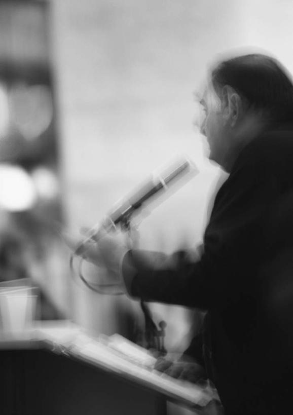 西方人,一个人,站,竖图,黑白,室外,白天,侧面,欧洲,欧洲人,仅一个男性,仅一个人,仅一个中年男性,朦胧,模糊,拿,拿着,话筒,演讲,站着,麦克风,男人,男性,中年男性,白种人,站立,半身