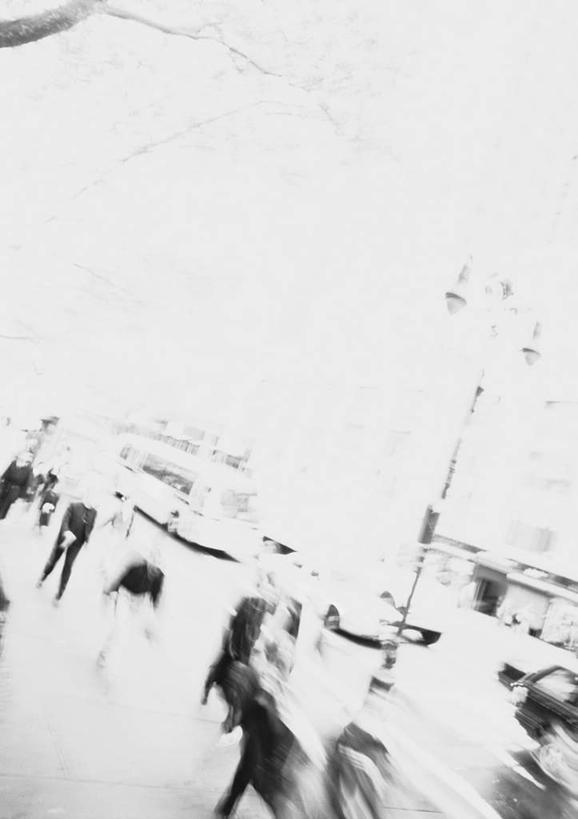 西方人,站,走,竖图,黑白,室外,白天,正面,欧洲,欧洲人,朦胧,模糊,许多人,站着,一群人,男人,男性,年轻男性,年轻女性,女人,女性,白种人,步行,散步,站立,走路,半身