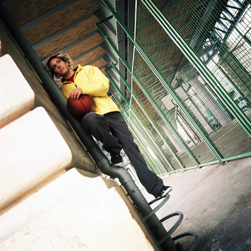 西方人,一个人,栏杆,站,抱,方图,室外,白天,仰视,篮球,欧洲,欧洲人,仅一个男性,仅一个人,围栏,篮球装备,运动器械,护栏,仅一个年轻男性,站着,健身器械,抱着,健身器材,篮球运动,男人,男性,年轻男性,白种人,站立,彩图,低角度拍摄,全身,运动器材