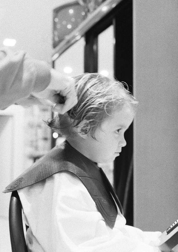 西方人,儿童,两个人,理发师,站,坐,竖图,黑白,室内,白天,侧面,纯洁,欧洲,欧洲人,剪刀,拿,拿着,顾客,小孩,站着,可爱,童年,童趣,理发店,童真,烂漫,无邪,天真,年轻女性,女孩,女人,女性,白种人,孩子,发型师,理发员,美发师,站立,坐着,半身,理发,女生