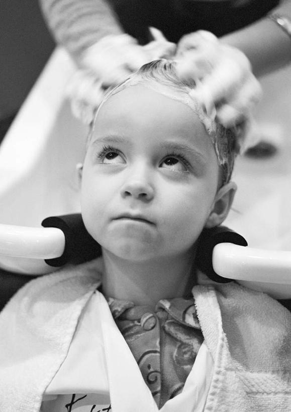 西方人,儿童,两个人,理发师,站,坐,竖图,黑白,室内,白天,正面,纯洁,欧洲,欧洲人,泡沫,水槽,顾客,小孩,站着,可爱,童年,童趣,理发店,童真,烂漫,无邪,天真,年轻女性,女孩,女人,女性,白种人,孩子,发型师,理发员,美发师,站立,坐着,半身,理发,女生