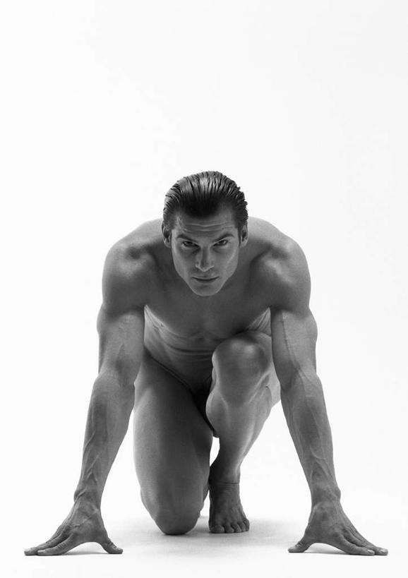 西方人,一个人,蹲,横图,黑白,室内,白天,白色背景,正面,欧洲,欧洲人,仅一个男性,仅一个人,裸露,仅一个年轻男性,姿势,摄影,影棚,赤裸,裸,男人,男性,年轻男性,白种人,蹲着,全身,影棚拍摄,拍摄