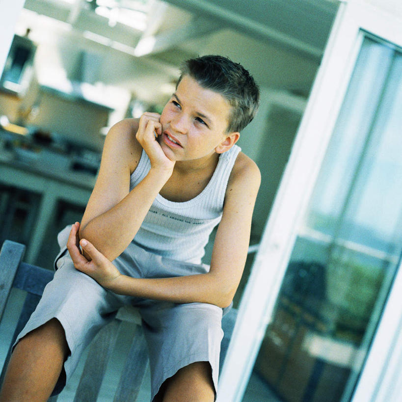 西方人,一个人,坐,方图,室外,白天,正面,窗户,欧洲,欧洲人,仅一个男性,仅一个人,撑,托腮,玻璃窗,仅一个年轻男性,托,托下巴,男人,男性,年轻男性,白种人,坐着,半身,彩图