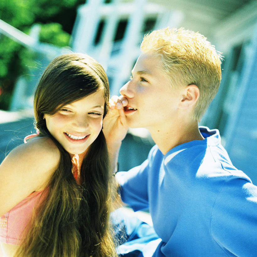 西方人,两个人,伙伴,朋友,站,方图,室外,白天,正面,友谊,欧洲,欧洲人,阴影,朦胧,模糊,光线,影子,阳光,站着,悄悄话,耳语,友情,男人,男性,年轻男性,年轻女性,女人,女性,白种人,站立,半身,彩图