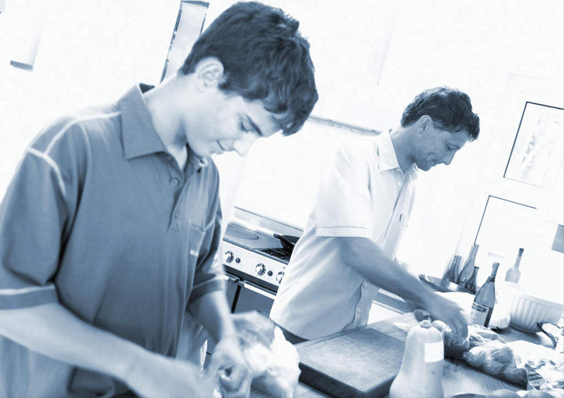 西方人,两个人,父亲,儿子,站,横图,黑白,室内,白天,侧面,厨房,欧洲,欧洲人,食品,拿,拿着,食物,站着,父子,父爱,男人,男性,年轻男性,白种人,站立,半身,灶间